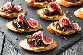 Crostini with fresh goat cheese, figs and balsamic