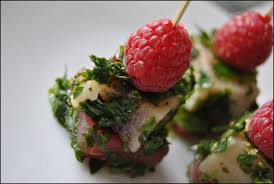 Diced tuna with herbs and raspberries
